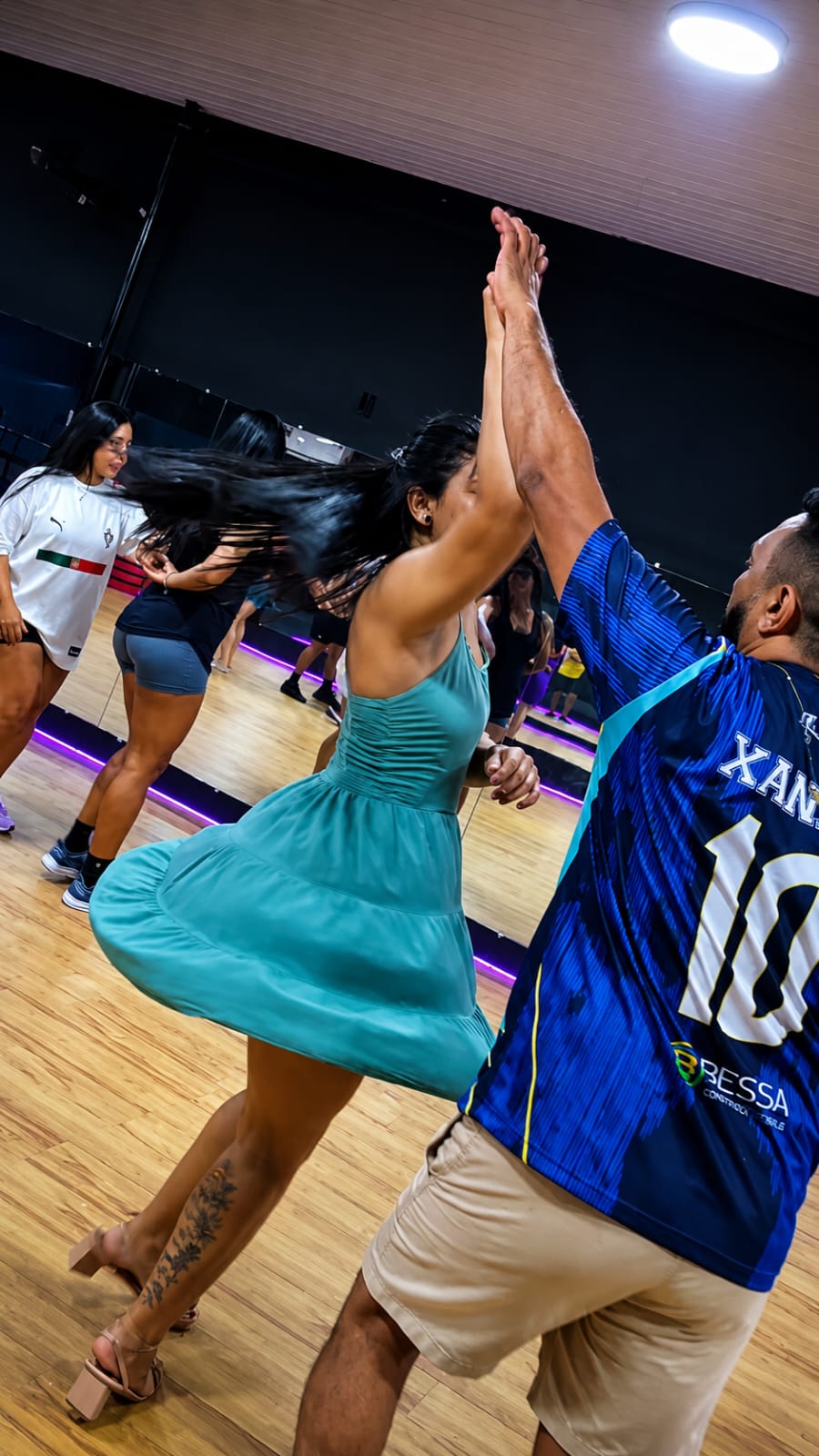Casal dançando forró na aula de dança da Bessa