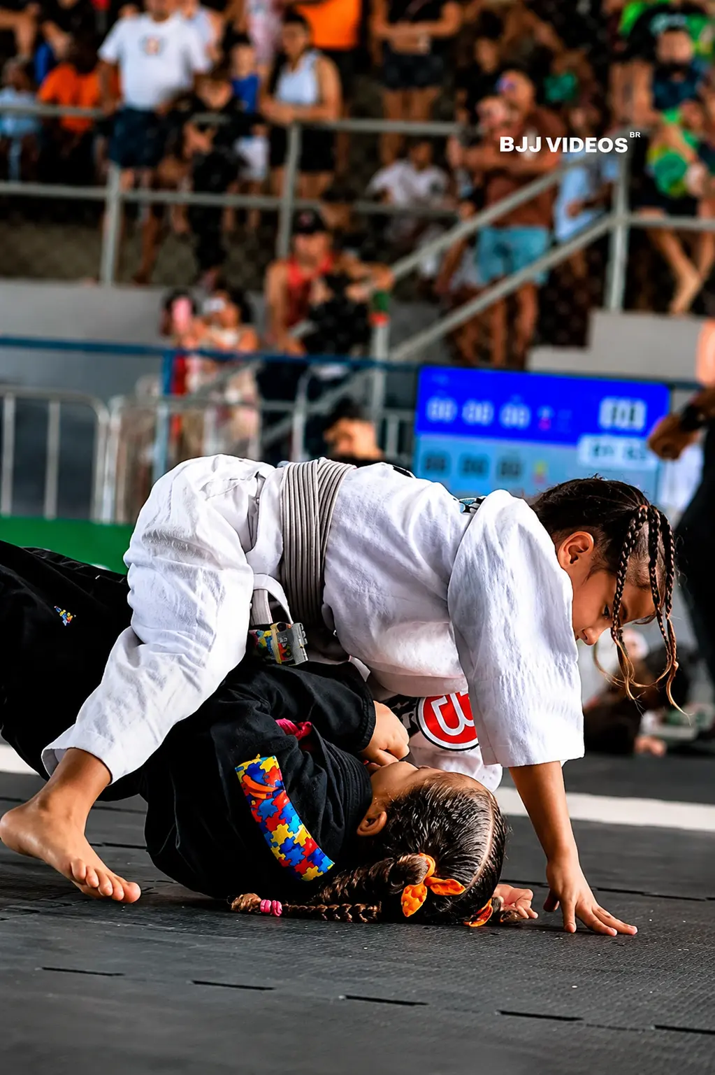 Luta de jiu-jítsu infantil em campeonato