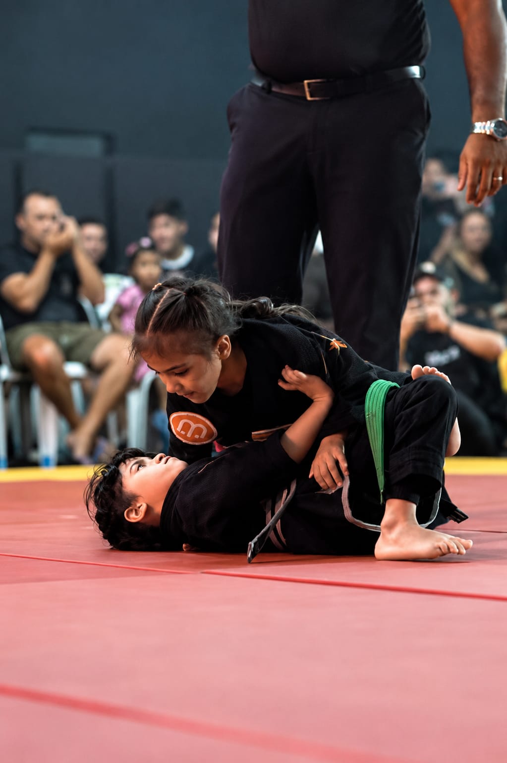 Atleta kids da Bessa controlando adversária em campeonato de jiu-jítsu