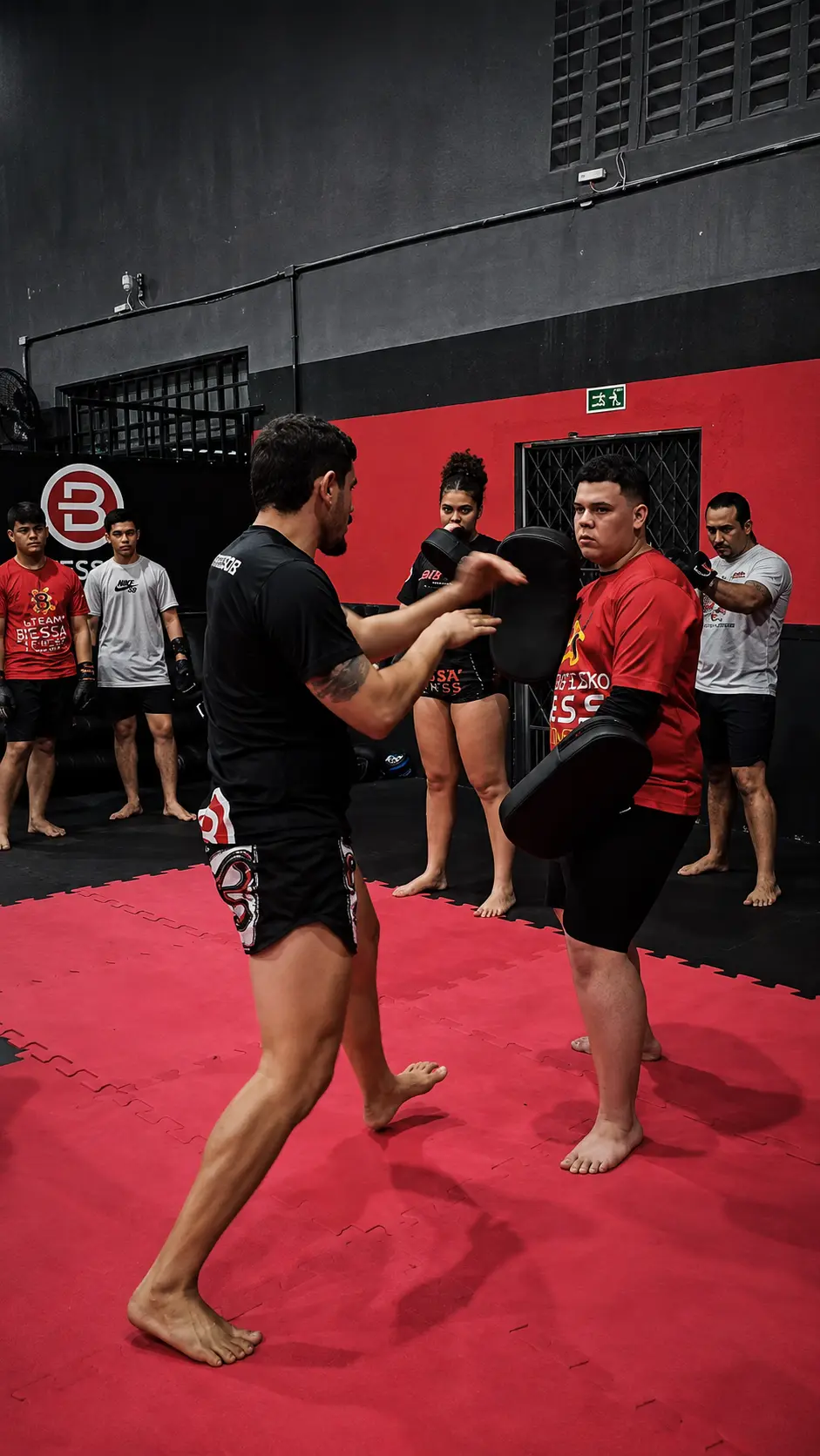 Aula de muay thai no tatame vermelho