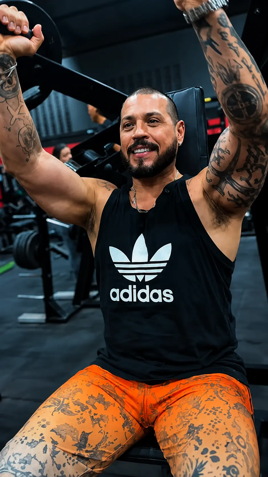 Aluno no supino inclinado sorrindo