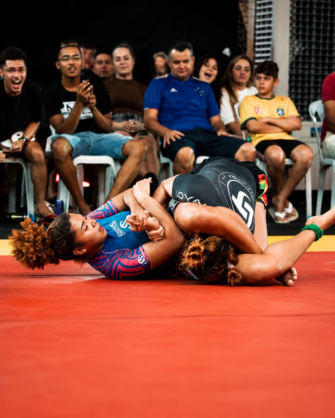 Atleta feminina da Bessa em luta de no-gi durante campeonato
