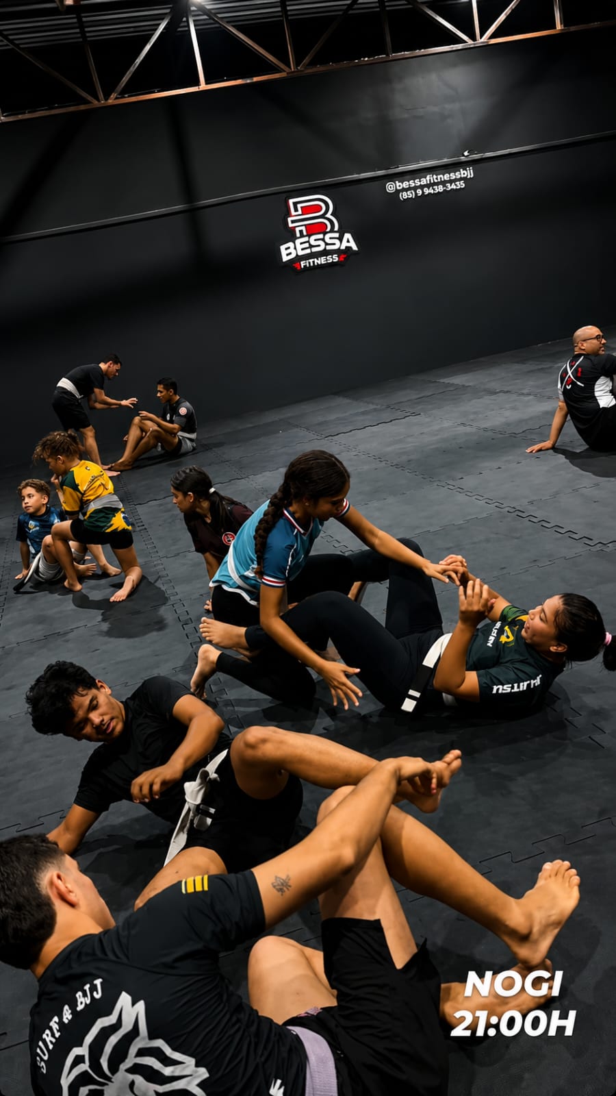 Aula de no-gi no tatame da Bessa com adultos e crianças